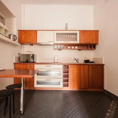 Elegant Old Town Market Apartment *