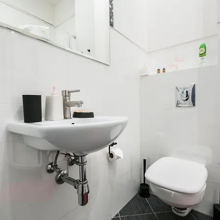 Elegant Old Town Market Apartment