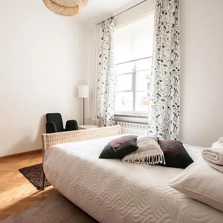 Elegant Old Town Market Apartment *